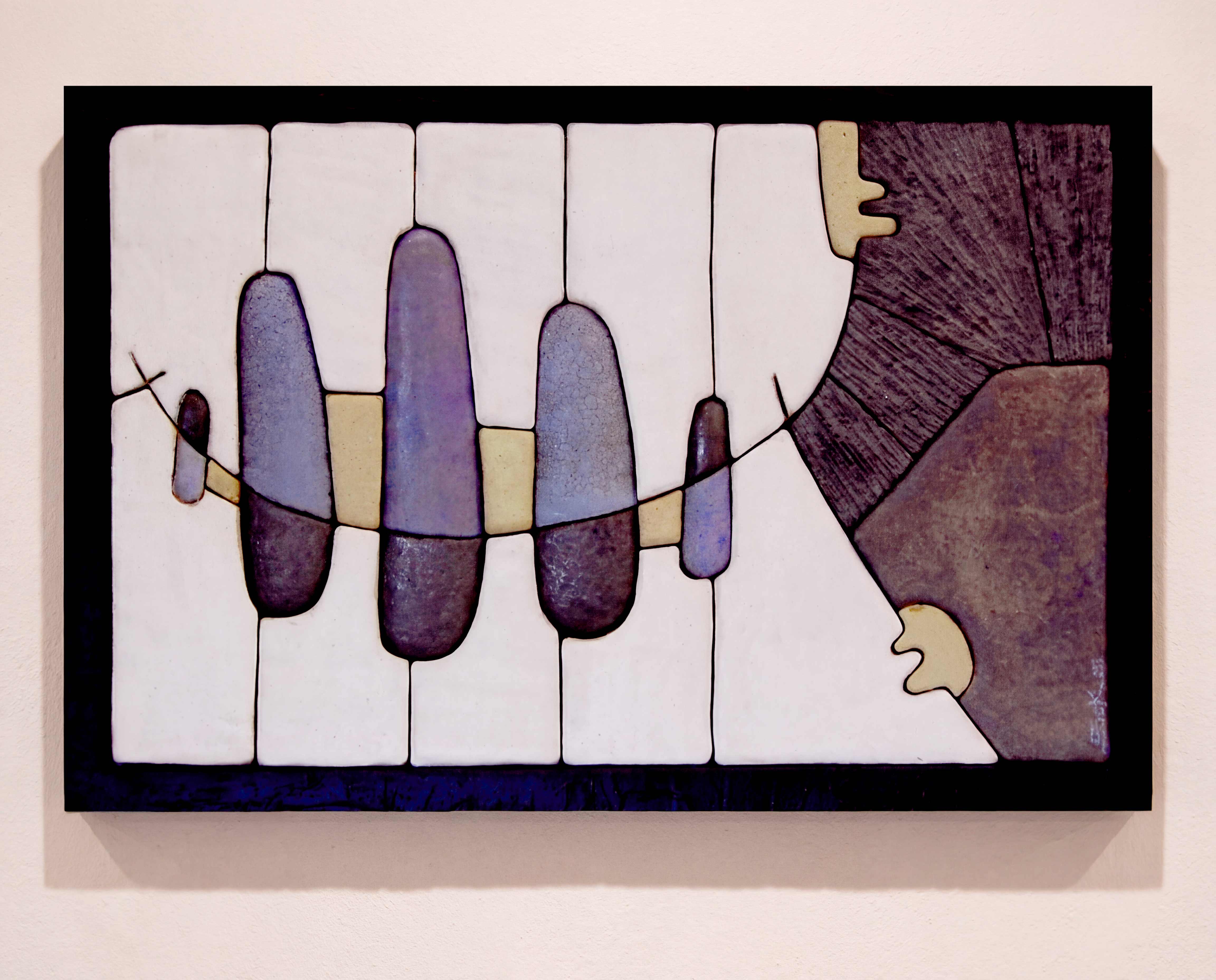 Composición mural cerámica de autor donde la fragmentación y la línea organizan el conjunto.
