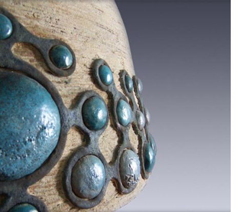 Detalle escultórico de una obra cerámica de Alberto Navarro.