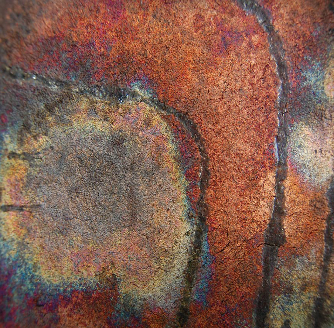 Superficie matérica vinculada al universo del Raku.