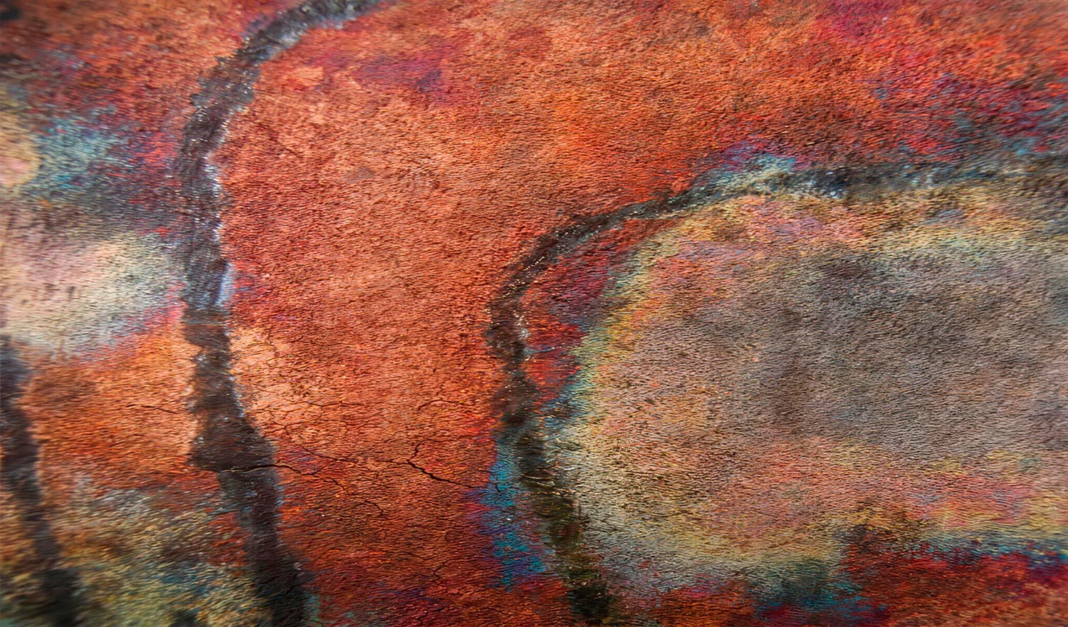 Piezas Raku de Alberto Navarro durante el momento de fuego y transformación.